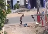 Vídeo: homem é brutalmente espancado com barra de madeira na rua imagem