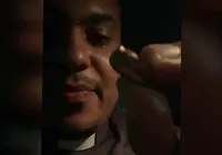 Vídeo: padre sai ileso após ter carro atingido por tiro em Salvador imagem