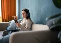 Você come ouvindo música? Descubra verdade chocante sobre esse hábito