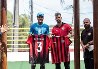 Zagueiro da Fábrica de Talentos é homenageado após título pela Seleção
