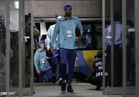 Zagueiro pede paciência após erros na Seleção: "Não sejam covardes" imagem