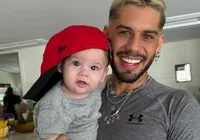 Zé Felipe causa polêmica ao surgir dirigindo com o filho no colo imagem