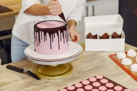 Anvisa encontra material proibido em produtos de doces e bolos - Imagem