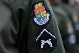 Após atentado contra colega por ciúmes, John Lennon é expulso da PM - Imagem