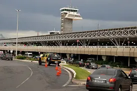 Bancária diz que tinha bomba na bagagem e acaba presa em aeroporto - Imagem