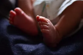 Bebê morre asfixiado após mãe chegar embriagada e adormecer sobre ele - Imagem