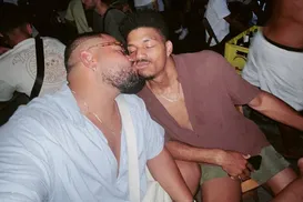 Cantor baiano é surpreendido com pedido de casamento em show - Imagem