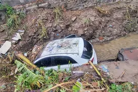 Carro é arrastado por enxurrada e cai em córrego; motorista foi salvo - Imagem