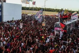 "Clima de guerra": torcida do Vitória enche aeroporto antes do Sport - Imagem