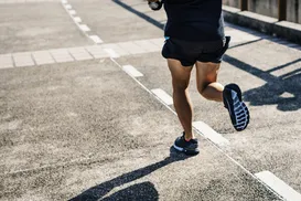 Correr na esteira ou na rua? Descubra os prós e contras de cada treino - Imagem