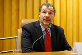 Entre portas giratórias e o homem que escolher crescer - Imagem