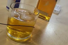 Foto de Whisky em gabinete de prefeito pode gerar CPI na Bahia - Imagem