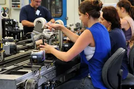 Governo prevê aumento da jornada de trabalho de 8h para 12 horas diárias - Imagem