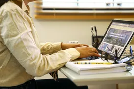 Home office com salário em dólar; saiba como ganhar muito sem sair de casa - Imagem