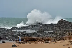 Prefeitura coloca quiosques à venda em famosa praia da capital; saiba valores - Imagem