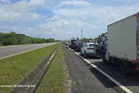 Protesto por instalação de UPA em Barra de Pojuca interdita BA-099 - Imagem