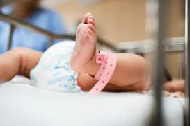 Recém-nascida é encontrada na descarga de vaso sanitário - Imagem