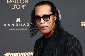Ronaldinho Gaúcho larga a aposentadoria e assina contrato no Brasil - Imagem