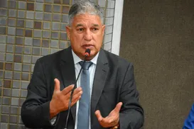 Rosemberg, no furacão, quer abrir as portas do paraíso para velhos - Imagem