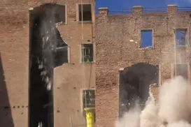 Torre de 29 metros desaba perto do Coliseu e deixa três feridos - Imagem