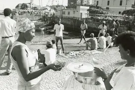 Vendedoras de quitutes são fundamentais para o comércio de rua - Imagem