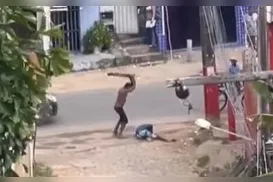 Vídeo: homem é brutalmente espancado com barra de madeira na rua - Imagem