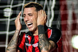 Vitória retorna ao Z-4 após jogo atrasado do Brasileirão - Imagem