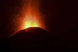 Vulcão desperta após 12 mil anos e lança cinzas a 14 km de altura - Imagem