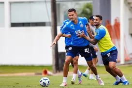 Zagueiros treinam no campo em reapresentação do Bahia; saiba mais - Imagem