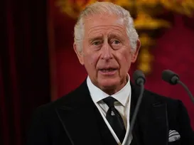 Mecha de cabelo do Rei Charles é colocada à venda por valor inusitado - Imagem