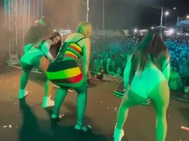 Prefeita baiana rouba a cena ao dançar no palco com banda La Fúria - Imagem