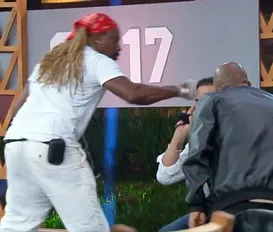 A Fazenda 17: participante é expulso ao vivo após dar soco em colega - Imagem