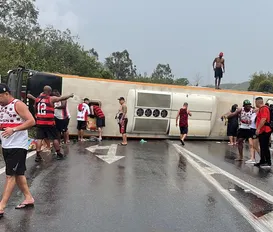 Tragédia na estrada: ônibus com flamenguistas capota rumo à Argentina - Imagem
