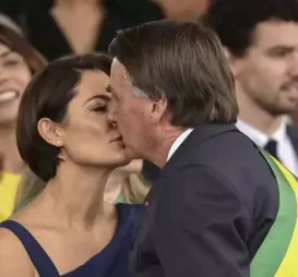 Michelle se declara apaixonada para Bolsonaro: "Te amo, galego" - Imagem