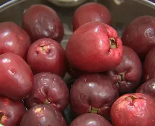 A fruta que ajuda a manter o coração forte e a pressão sob controle