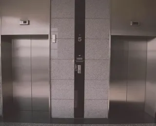 Acabou o elevador de serviço: Bahia veta diferenciação e aplica multa