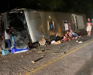 Acidente com 15 mortos: motorista entrou na contramão e bateu em rocha
