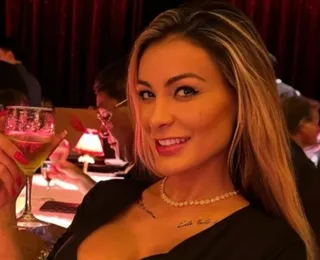 Andressa Urach usa peça rara de Ayrton Senna em ensaio sensual