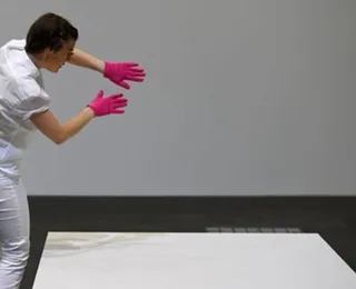 Artista vende escultura invisível feita de ar e espírito por R$ 87 mil