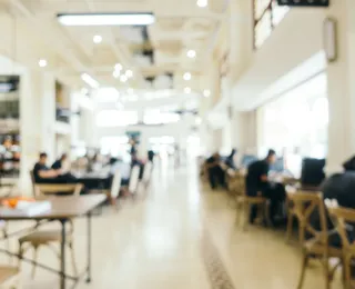 Ator de Hollywood culpa universidade por sexo incompleto com homens