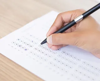 Atriz da Globo faz prova do Enem pela primeira vez aos 61 anos