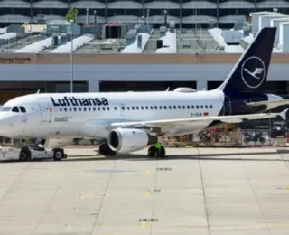 Avião é desviado após passageiro atacar dois jovens com garfo de metal