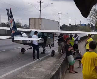 Avião faz pouso de emergência no meio de rodovia