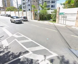 BMW bate em poste e interdita via em bairro nobre de Salvador