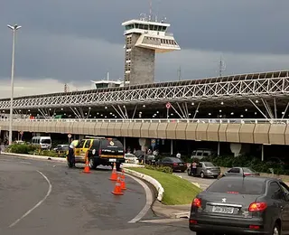 Bancária diz que tinha bomba na bagagem e acaba presa em aeroporto
