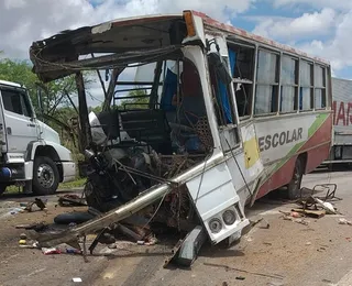 Batida entre carreta e ônibus escolar deixa três mortos na BR-116