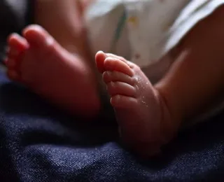 Bebê morre asfixiado após mãe chegar embriagada e adormecer sobre ele