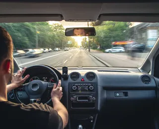 Cantor famoso é preso por dirigir sem habilitação