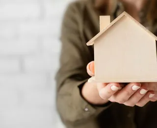 Cantora famosa defende casamento em casas separadas: “Coisa romântica”