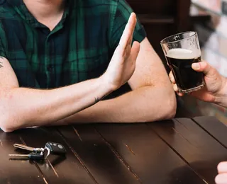 Cantora revela que parou de beber para salvar casamento